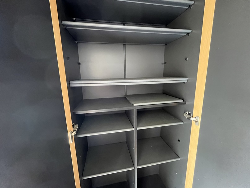 玄関　下駄箱内