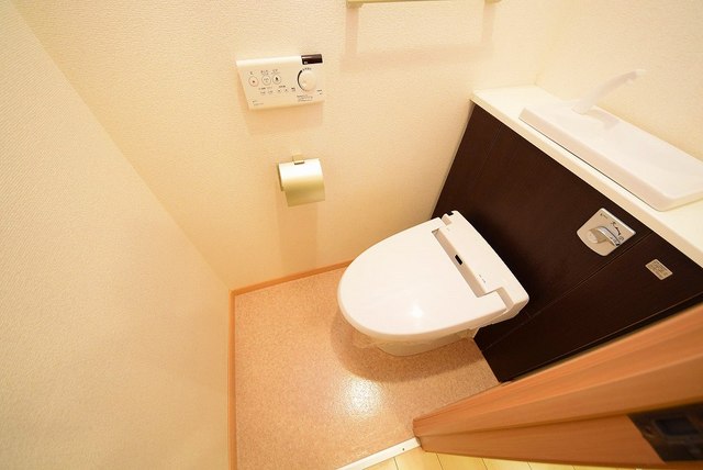 埼玉高速鉄道 戸塚安行駅 徒歩12分 3階建 築14年のトイレ写真