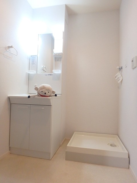 洗面設備　●朝の準備もラクラク　快適な独立洗面スペースあり。