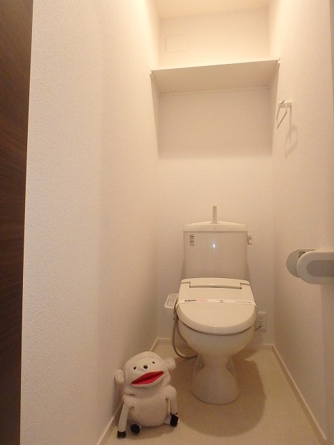 トイレ　●温水洗浄暖房便座付きの快適なトイレスペース。
