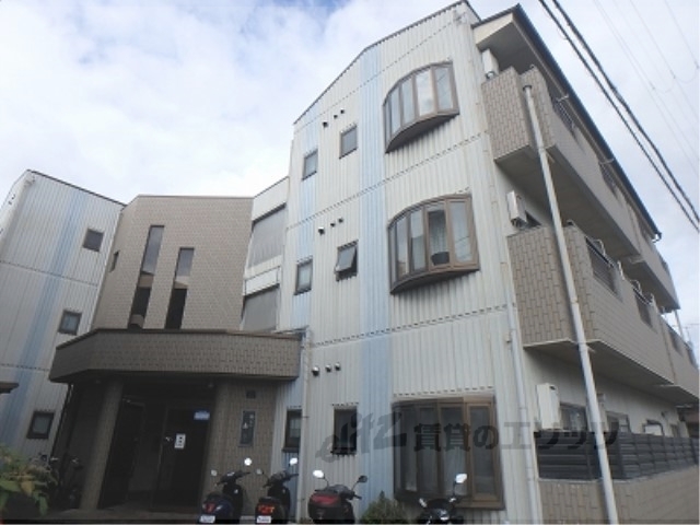 【京都市右京区太秦安井池田町のマンションの建物外観】