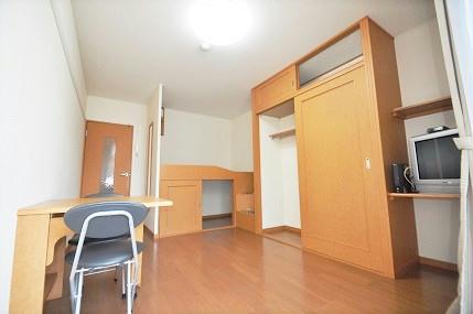 居室・リビング　１階はフローリング、２階は絨毯敷きです。