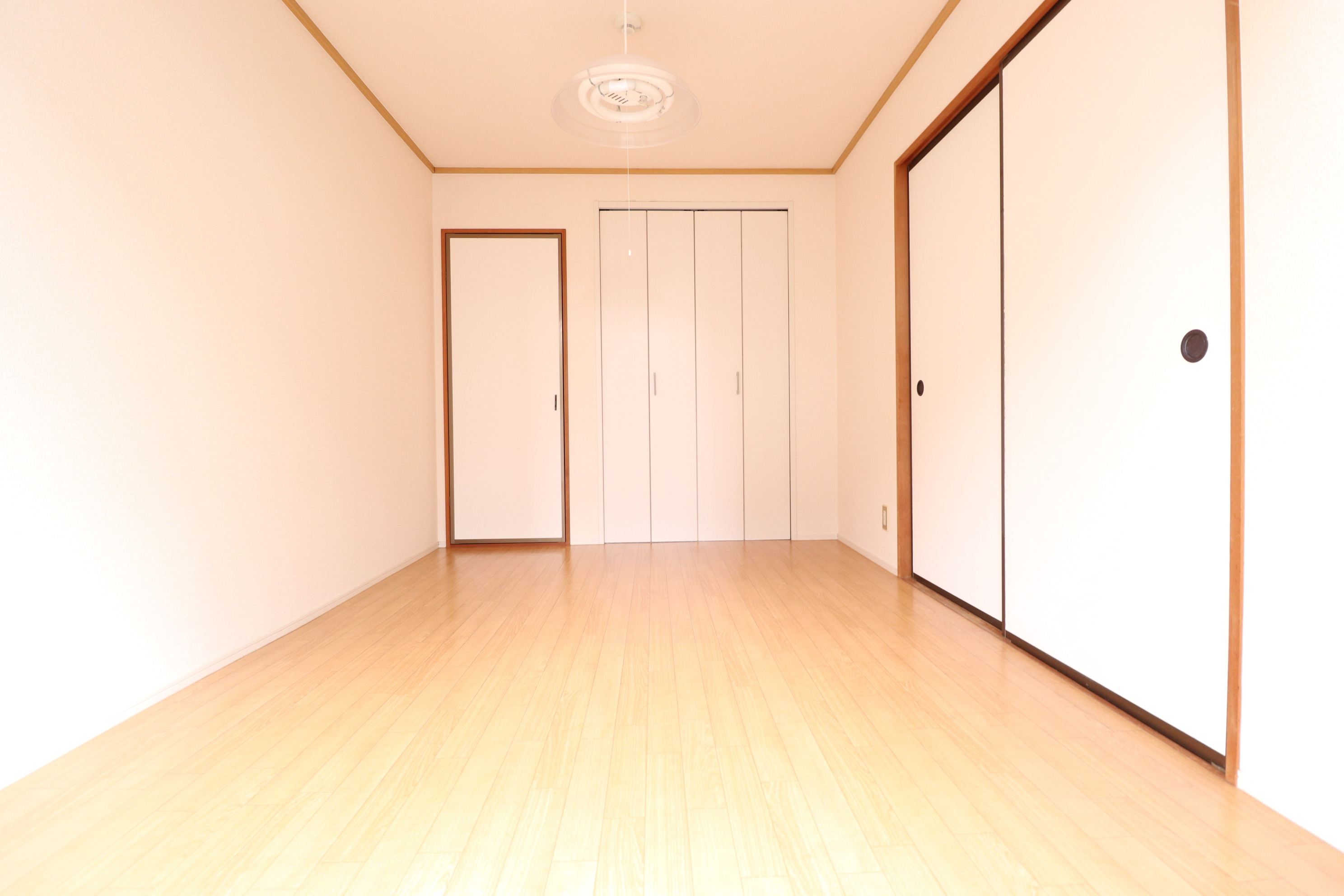 居室・リビング　広い方の洋室です！