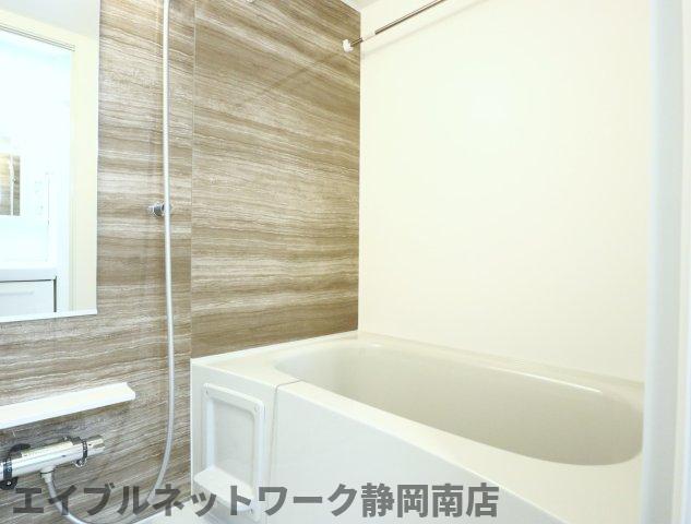 バス・シャワールーム　落ち着いた空間のお風呂です