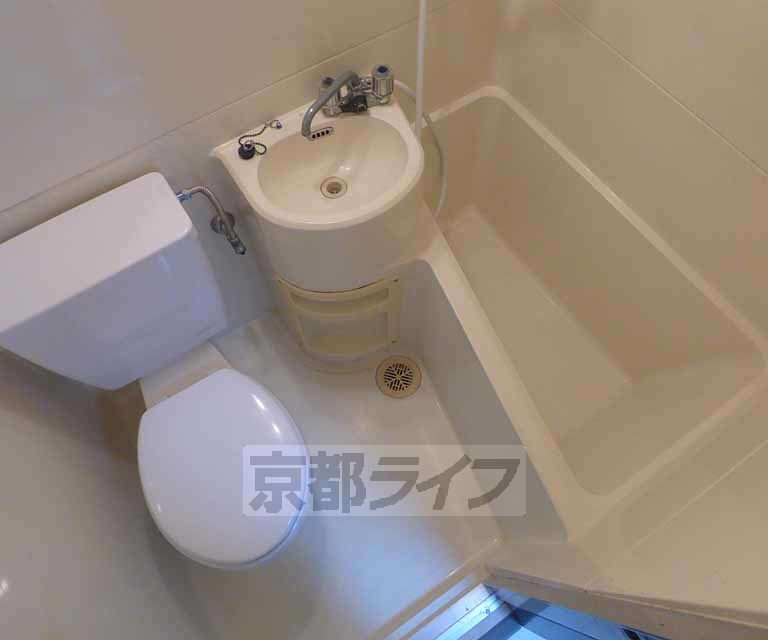 バス・シャワールーム　ユニットバスでシンプルかつお手入れしやすいお風呂です。