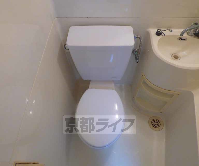 トイレ　ユニットバスでシンプルかつお手入れしやすいお風呂です。