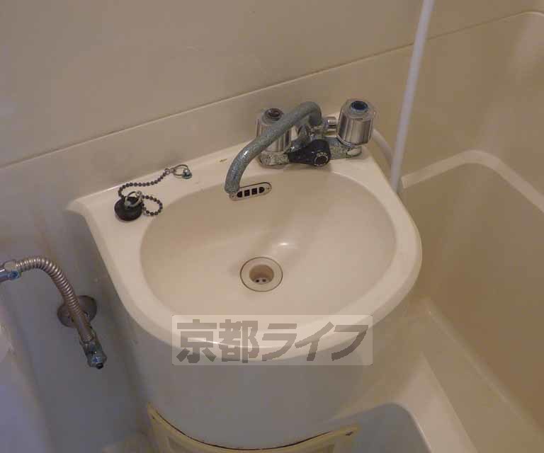 洗面設備　ユニットバスで洗面台もコンパクトに確保しています。