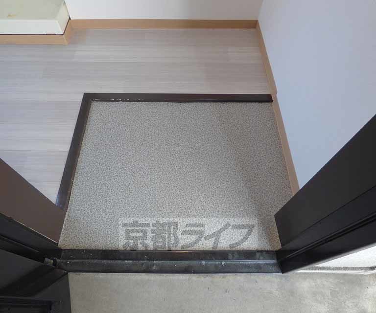 玄関　出入りに十分なスペースを確保した玄関です。