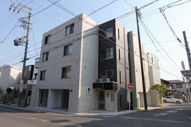 名古屋市千種区山添町のマンションの建物外観