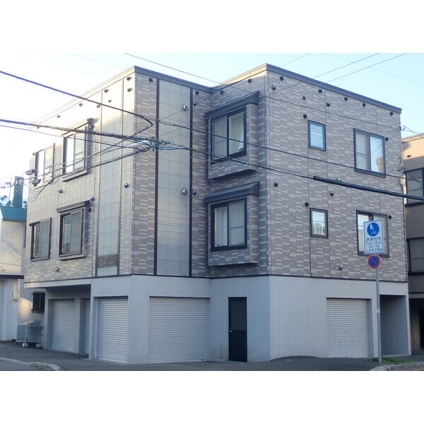 札幌市中央区北八条西のアパートの建物外観