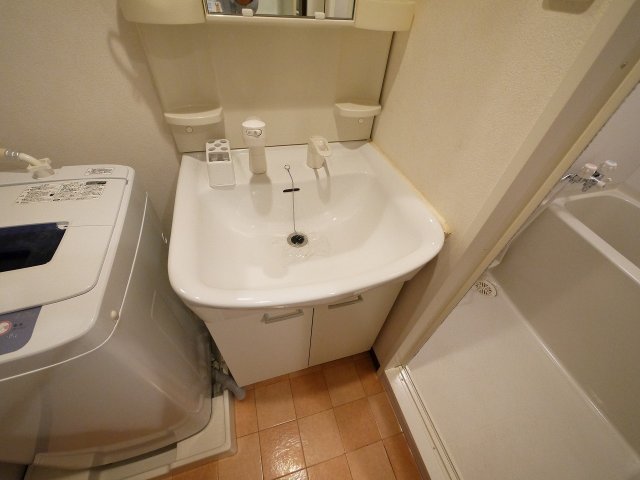 洗面設備　明るい洗面所です