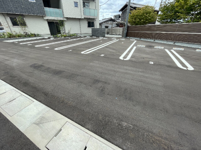 【倉敷市西阿知町のマンションの駐車場】