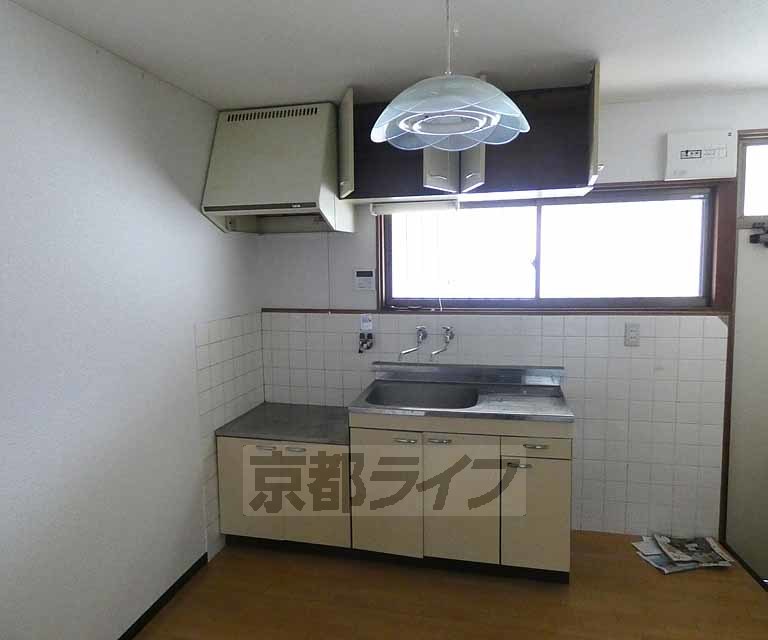 【京都市伏見区深草僧坊町のマンションのキッチン】