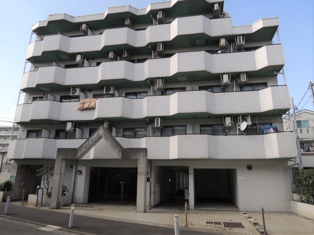横浜市港北区綱島東のマンションの建物外観