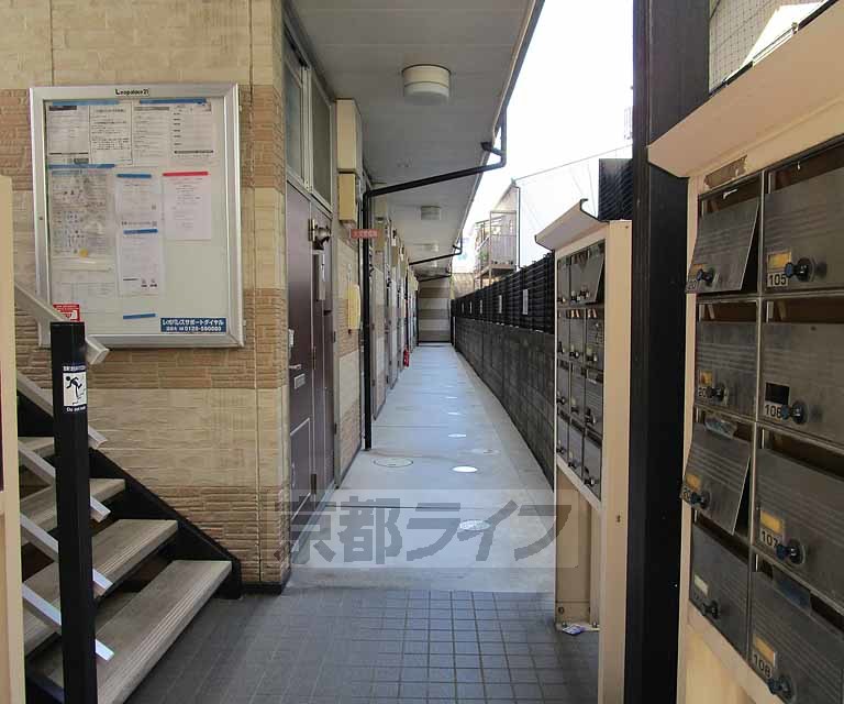 【レオパレス亀岡駅前のエントランス】