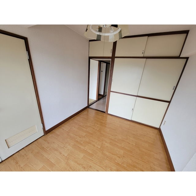 居室・リビング　洋室（5.25帖）の様子