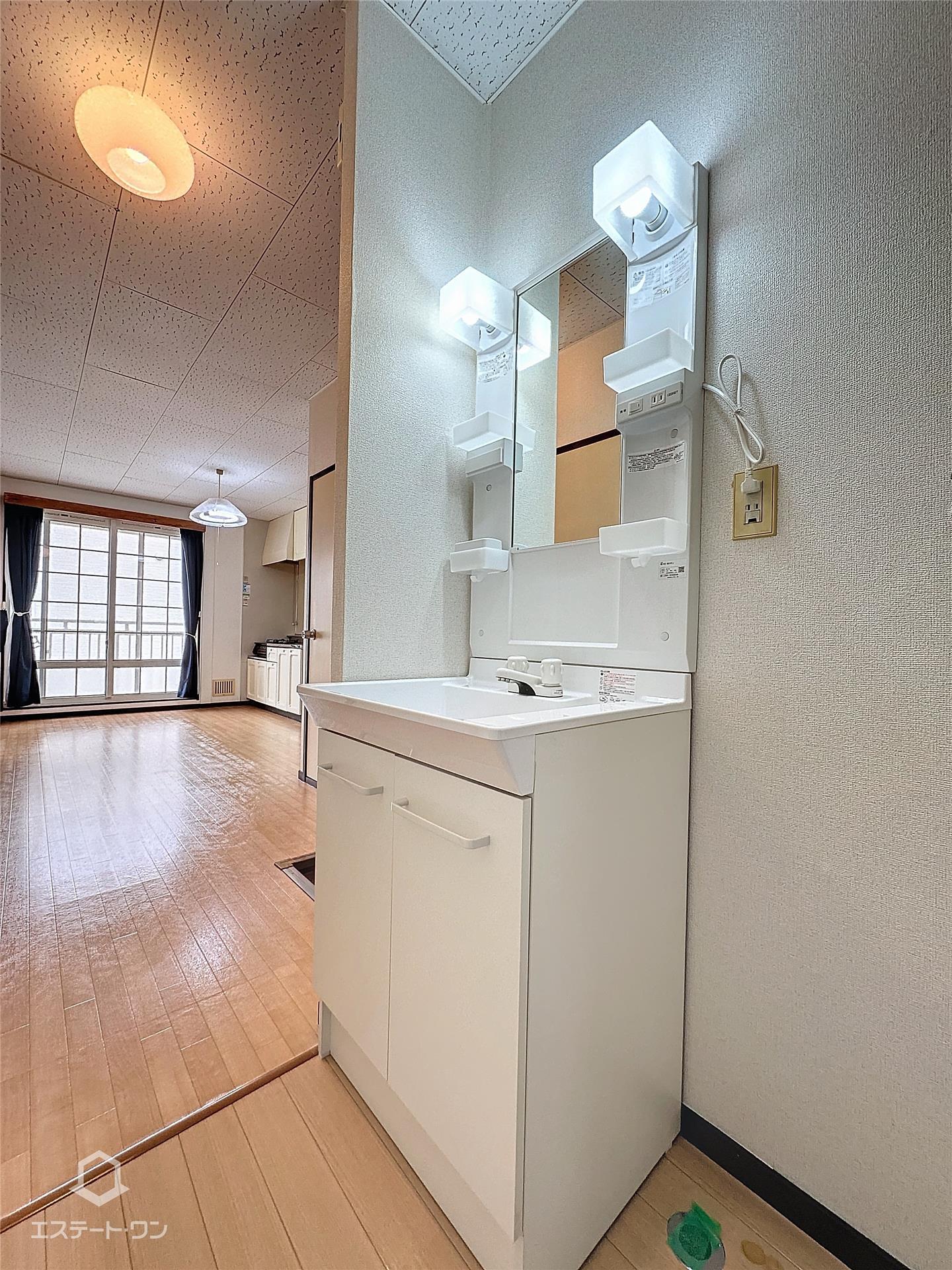 洗面設備　照明付きの洗面化粧台☆