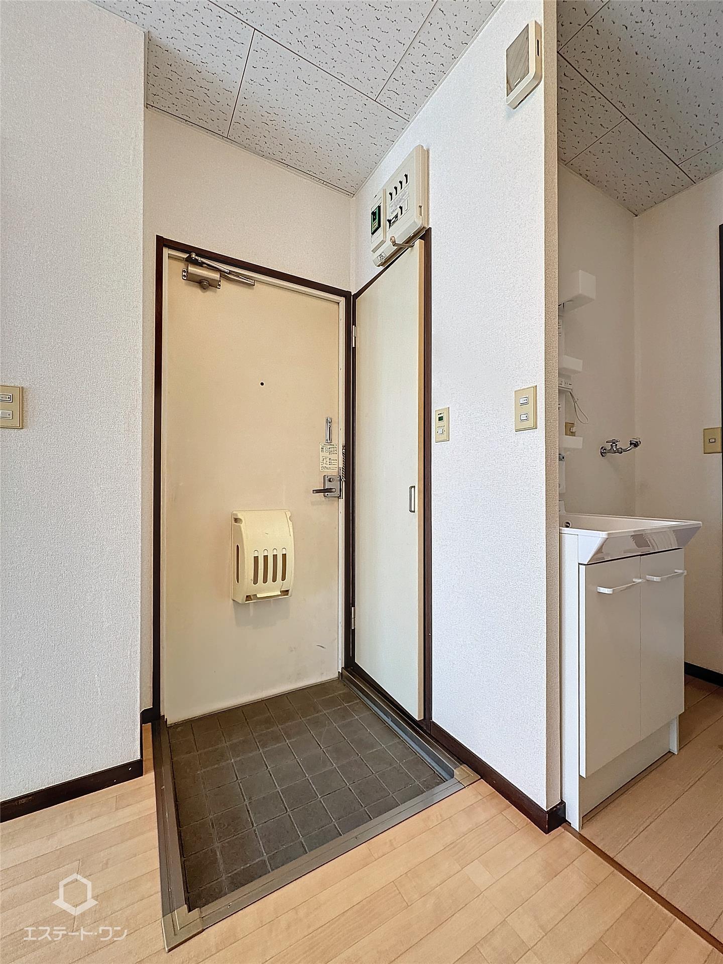 玄関　玄関収納付き！