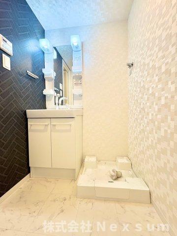 洗面設備　明るい洗面所です