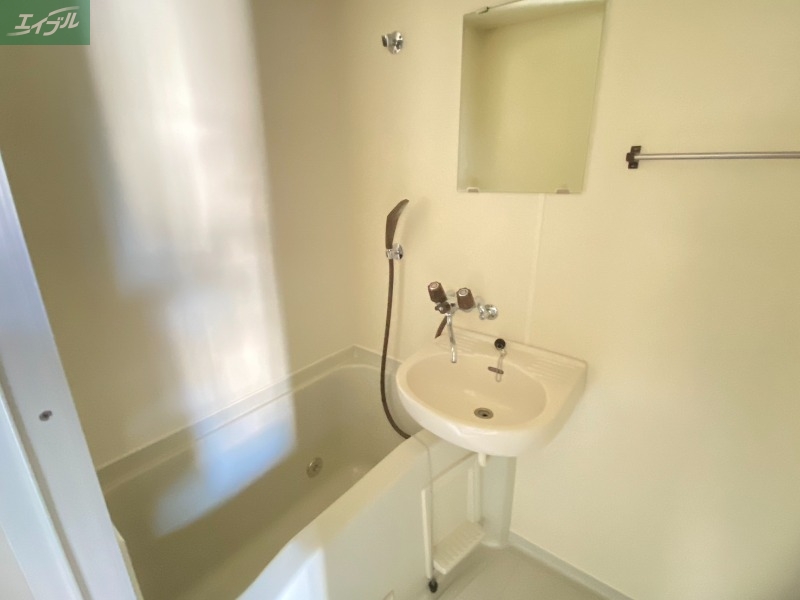 バス・シャワールーム　洗面台付き浴室