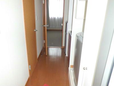 玄関　通路左側の扉がバス・トイレ。