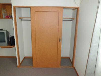 収納　コートも掛けられるクローゼット。