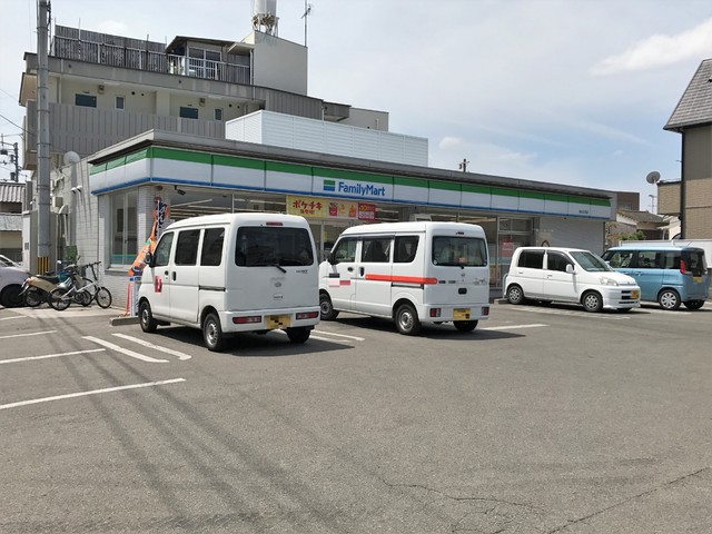 コンビニ　ファミリーマート　松山立花店（コンビニ）まで300m
