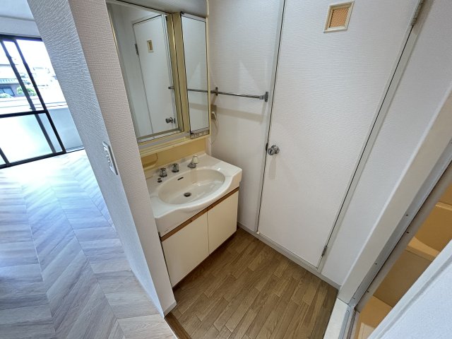 洗面設備　独立洗面台、朝の身支度には欠かせません