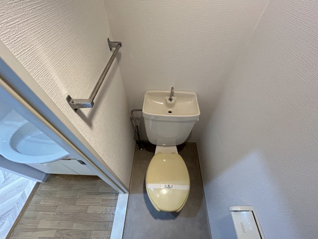 トイレ　落ち着いた色調のトイレです