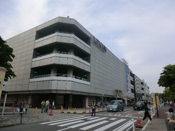 ショッピングセンター　ＬＩＶＩＮ（ショッピングセンター）まで400m