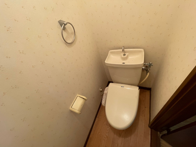 トイレ　洋式タイプのトイレ。ウォシュレット付きです。