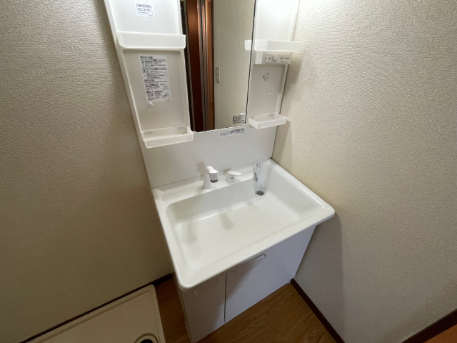 洗面設備　独立の洗面台。お出掛けの準備もしやすいですね。