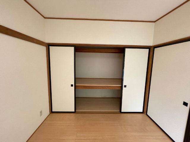 収納　上下に段に分かれた収納有ります。