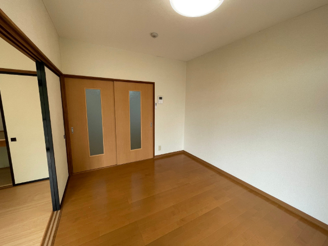 居室・リビング　６．５帖の洋室が二つ。襖で仕切れます。