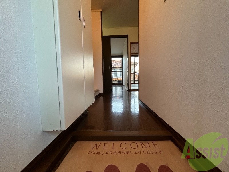 玄関　玄関から撮影しました。明るい印象ですね。