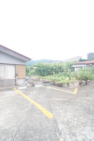 駐車場　敷地内に駐車場はマストですね。