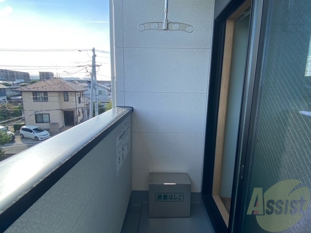 バルコニー　バルコニーは南向きでお洗濯もはかどりそうですね