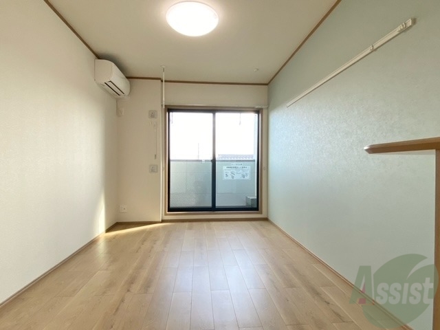 居室・リビング　アクセントクロスが素敵な南向きのお部屋です