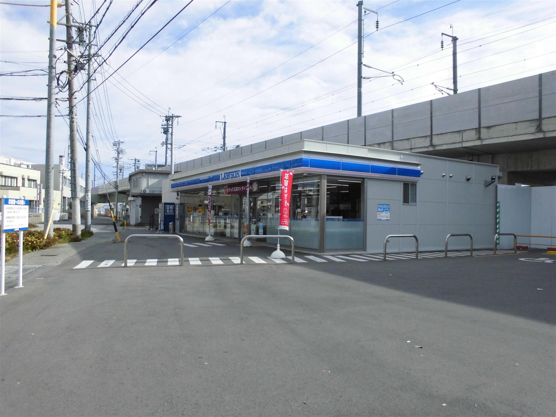 コンビニ　コンビニ（コンビニ）まで700m