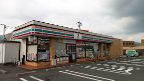 コンビニ　セブンイレブン新城バイパス店（コンビニ）まで741m