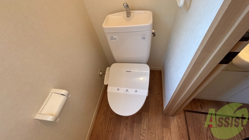 トイレ　トイレはウォシュレット機能付きです。安心して使用できますね。