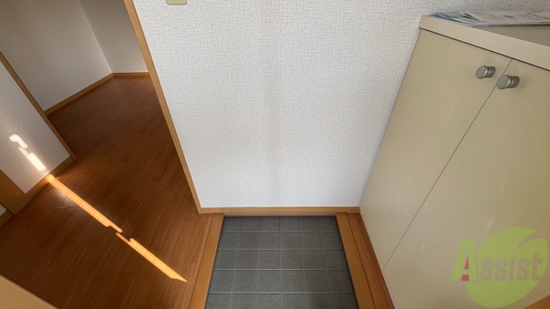 玄関　玄関からの様子です。すぐ部屋が見えないのは安心ですね。