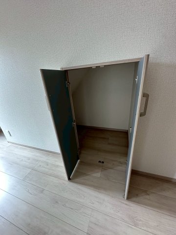 収納　階段下の収納です。