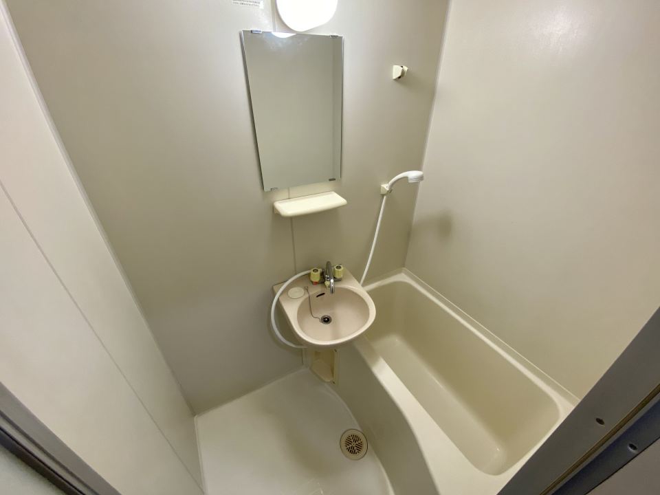 バス・シャワールーム　洗面台と鏡付きの浴室です