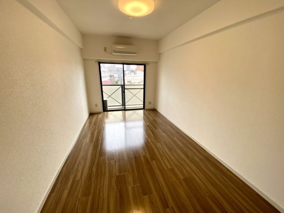 居室・リビング　８畳の洋室です