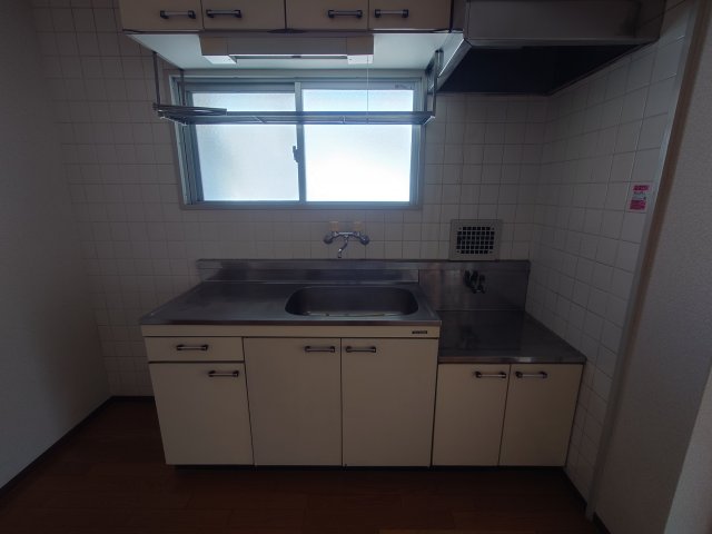 キッチン　同物件、別号室のものです。