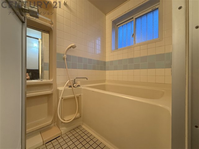 バス・シャワールーム　浴室に窓があり換気もしやすい♪