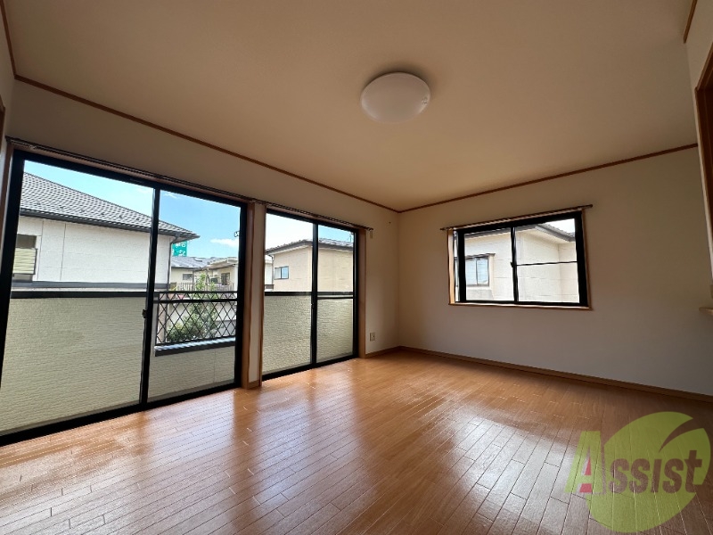 居室・リビング　広々した１１帖のリビングです。日当たりの良さが際立ちます。