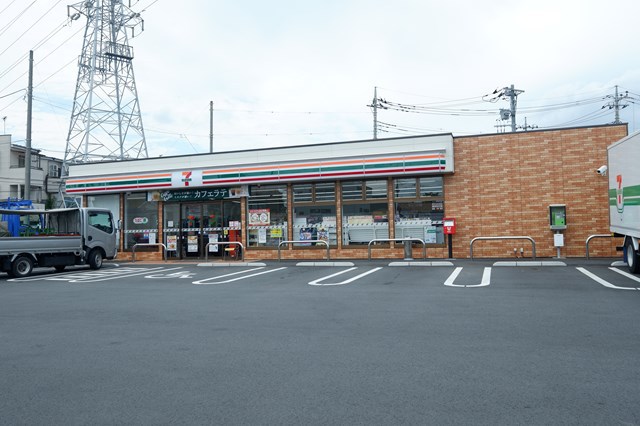 コンビニ　セブンイレブン（コンビニ）まで584m