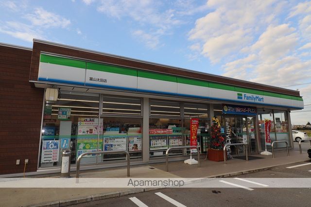 コンビニ　ファミリーマート（コンビニ）まで1037m
